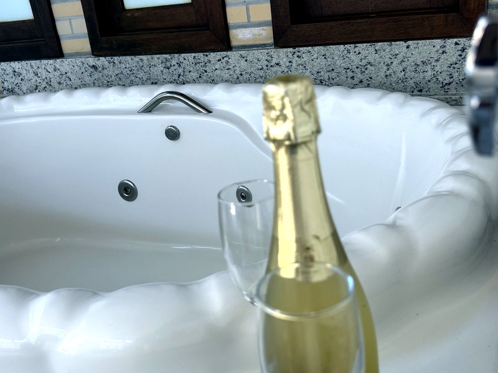 Banheira de hidromassagem privativa do Apartamento com Jacuzzi da Pousada Capricórnio