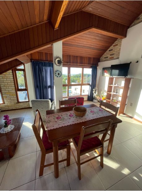 Mesa de jantar da Cobertura 5 Pessoas da Pousada Capricórnio, com vista para o mar