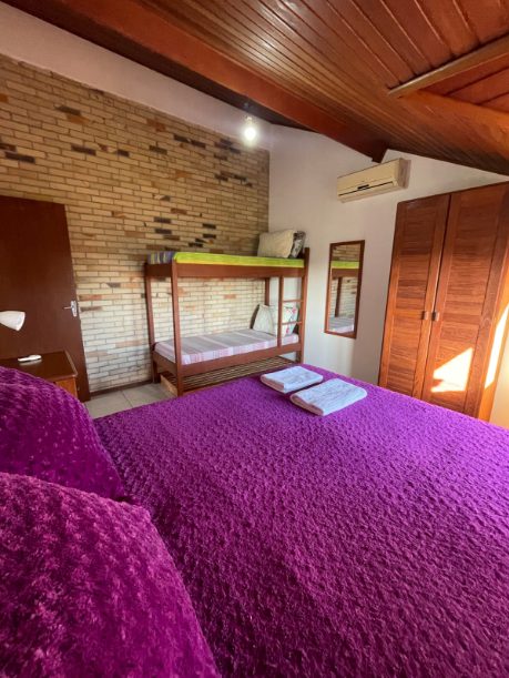 Quarto da Cobertura 5 Pessoas da Pousada Capricórnio, com cama de casal e beliche