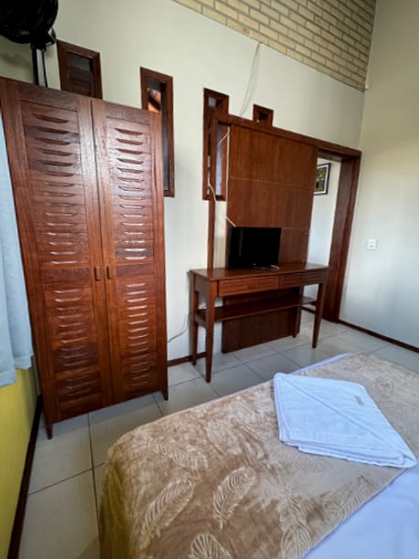 Armário e TV do apartamento Duplo do prédio anexo da Pousada Capricórnio