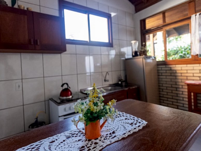 Cozinha e mesa do apartamento Duplo do prédio anexo da Pousada Capricórnio