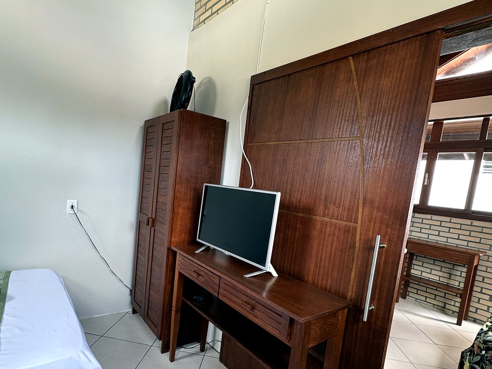 Sala de TV do apartamento Duplo do prédio anexo da Pousada Capricórnio, com acesso à varanda
