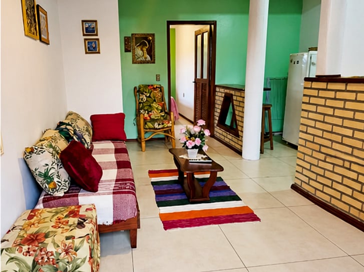 Sala ampla do apartamento Duplo do prédio principal da Pousada Capricórnio