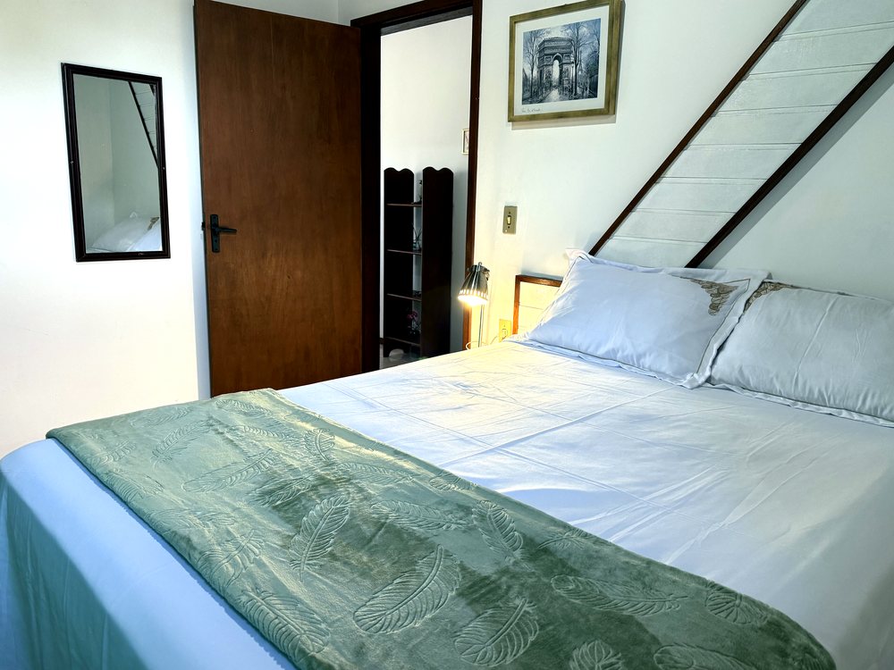 Quarto do apartamento Duplo do prédio principal da Pousada Capricórnio, com cama de casal