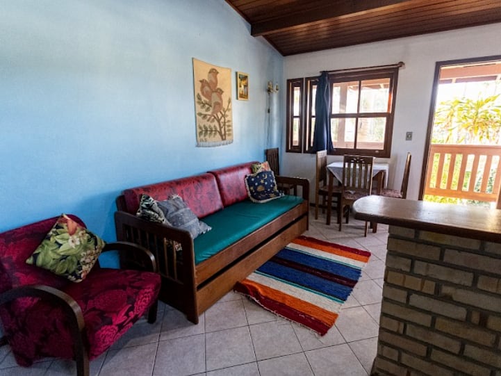 Sala de estar do Loft da Pousada Capricórnio, com acesso à varanda