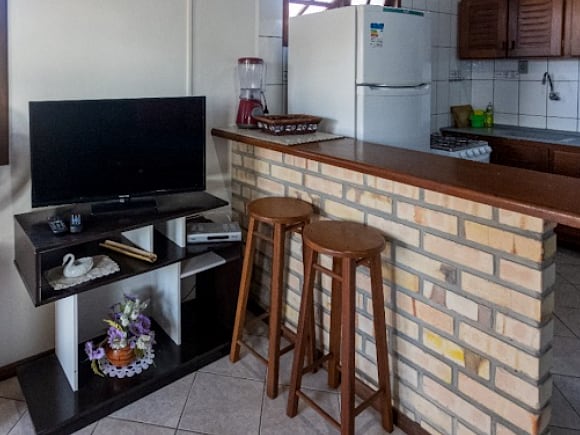 Bancada e cozinha do Loft da Pousada Capricórnio
