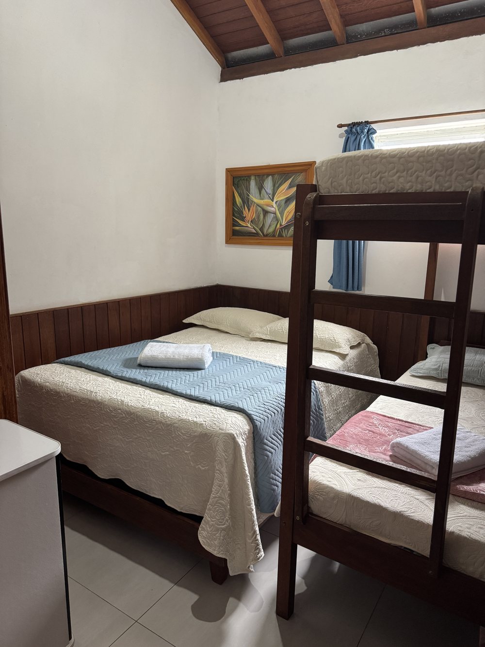 Quarto do Quádruplo com cozinha da Pousada Capricórnio, com cama de casal e beliche
