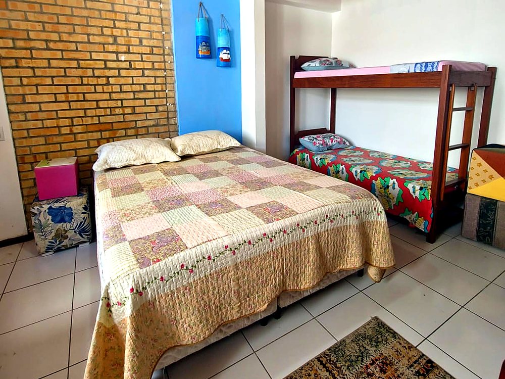 Quarto do Quádruplo sem Cozinha da Pousada Capricórnio, com cama de casal e beliche