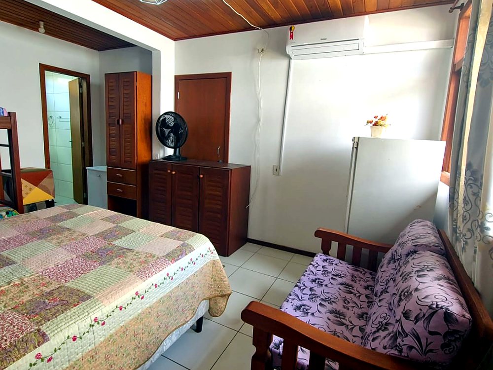 Sala do Quádruplo sem Cozinha da Pousada Capricórnio, com armário, frigobar e sofá