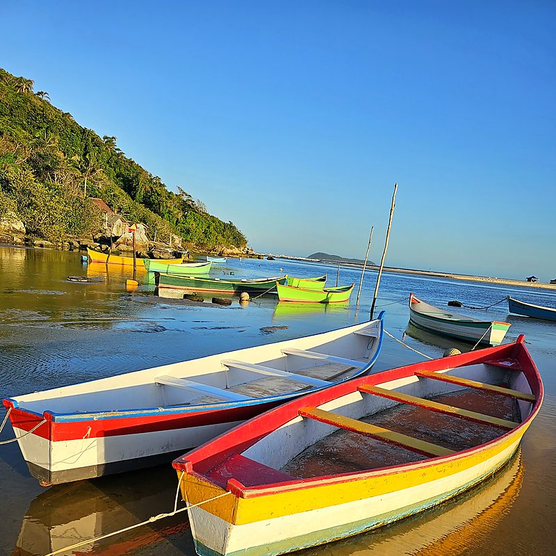 Barcos de pesca coloridos no Rio da Madre, na Guarda do Embaú