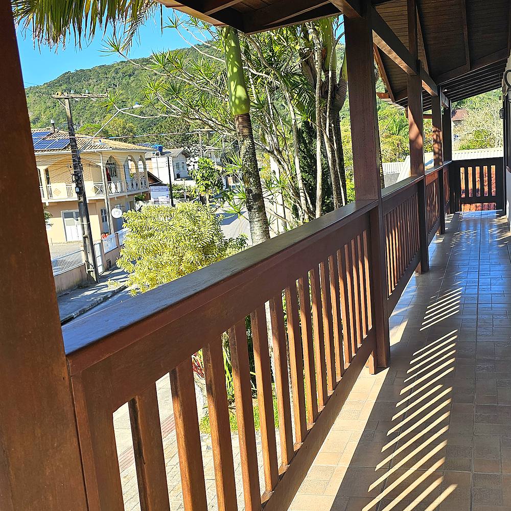 Varanda de acesso aos apartamentos com vista para a Guarda do Embaú