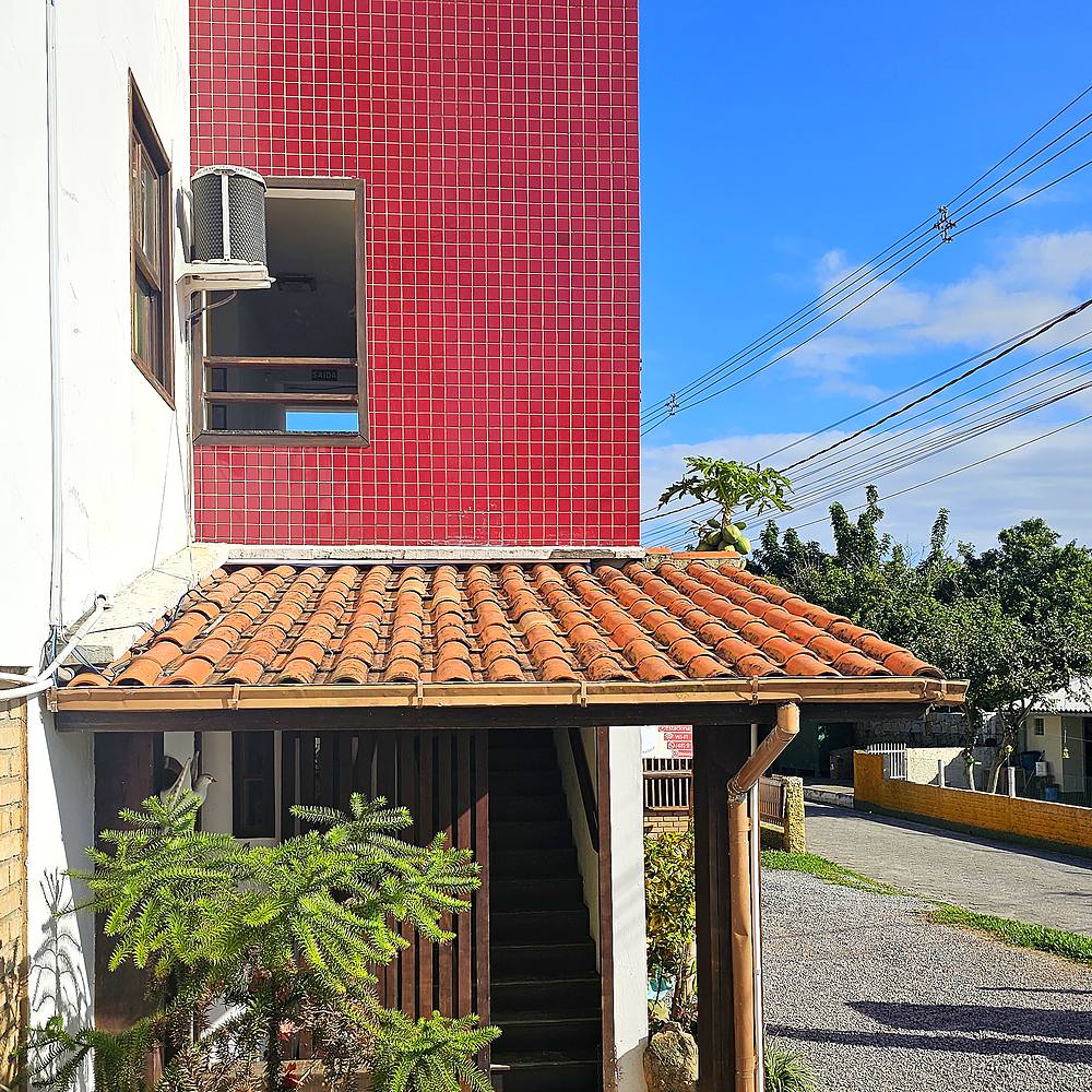 Quiosque coberto com churrasqueira na área externa da pousada